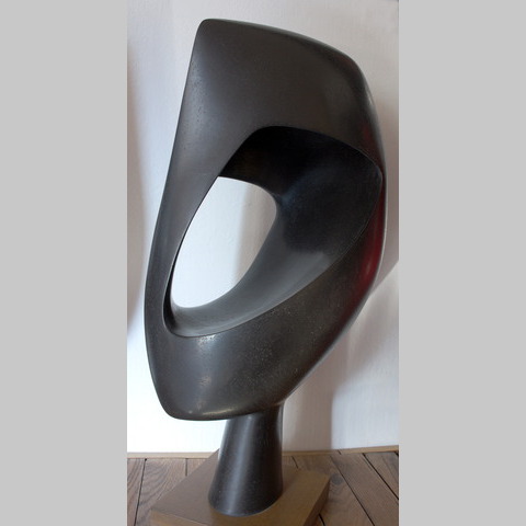 Passeur noir, faïence patinée à la gomme laque, 2009,  h: 67 L: 35 l: 23
