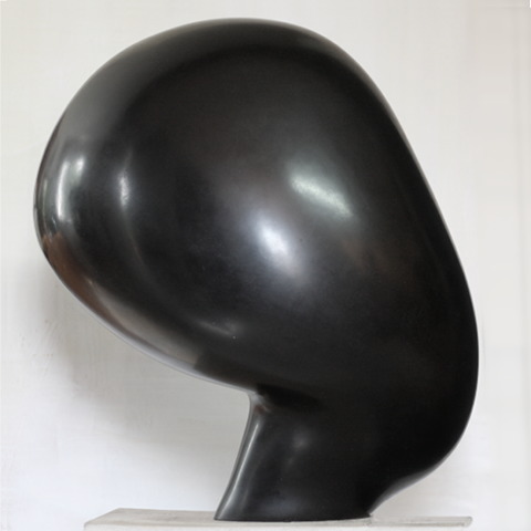 Rouleau noir, faïence patinée à la gomme laque, 2016,  h: 48 L: 48 l: 38
